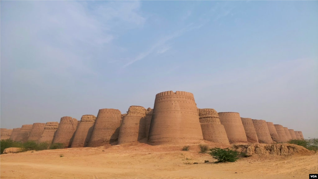 مٹی کی اینٹوں سے تعمیر کردہ 'قلعہ دراوڑ' کی دیواروں کی اونچائی 30 میٹر ہے۔