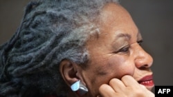 La romancière américaine Toni Morrison, lors d'une conférence de presse au musée du Louvre à Paris, le 8 novembre 2006.