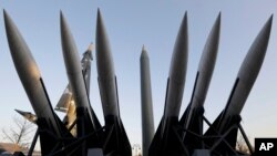 Patung Misil Sud-B Korea Utara di Museum Perang Korea di Seoul, Korea Selatan (26/12). Korea Selatan, Jepang dan AS akan menandatangani pakta intelijen trilateral menghadapi ancaman nuklir dan misil Korea Utara.
