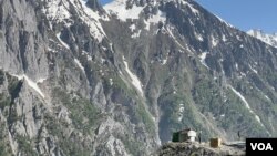 Soldiers guard roads that connect the Kashmir valley to Ladakh, June 21, 2023. (Bilal Hussain/VOA)