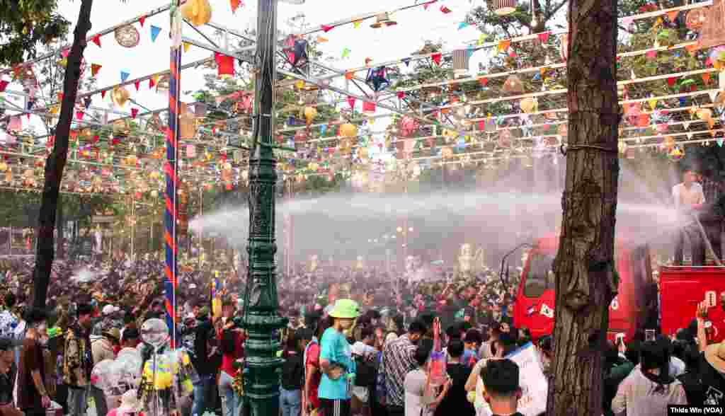 ប្រជាពលរដ្ឋនៅរាជធានីភ្នំពេញជួបជុំគ្នារីករាយកម្សាន្តនាបុណ្យចូលឆ្នាំប្រពៃណីខ្មែរ នៅរមណីយដ្ឋានវត្តភ្នំដូនពេញ កាលពីថ្ងៃទី ១៤ ខែមេសា ឆ្នាំ ២០២៣។ (ធីតា វីន/វីអូអេ)