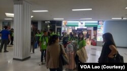 တောင်ကိိုရီးယားနိုင်ငံကို ထွက်ခွါဖို့ ပြင်ဆင်နေတဲ့ လာအိုအလုပ်သမားများ။ (ယခင်မှတ်တမ်းဓာတ်ပုံ)