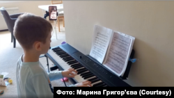 Олексій навчається грі на фортепіано онлайн з учителькою з України