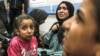Sejumlah warga Palestina yang terluka akibat ledakan di Rumah Sakit al-Ahli, tampak duduk di lantai Rumah Sakit Al-Shifa di Kota Gaza, 17 Oktober 2023. (AP/Abed Khaled)
