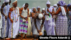 Adeptes de Dan Mamiwata en pleine célébration de la fête du vodoun à Ouidah, au Bénin, le 17 décembre 2023. (VOA/Ginette Fleure Adandé)