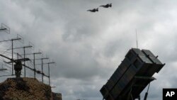 Arhiv - Borbeni avioni F-16 ukrajinskog vazduhoplovstva lete iznad sistema protivvazdušne i protivraketne odbrane Patriot na nepoznatoj lokaciji u Ukrajini, 4. avgusta 2024.