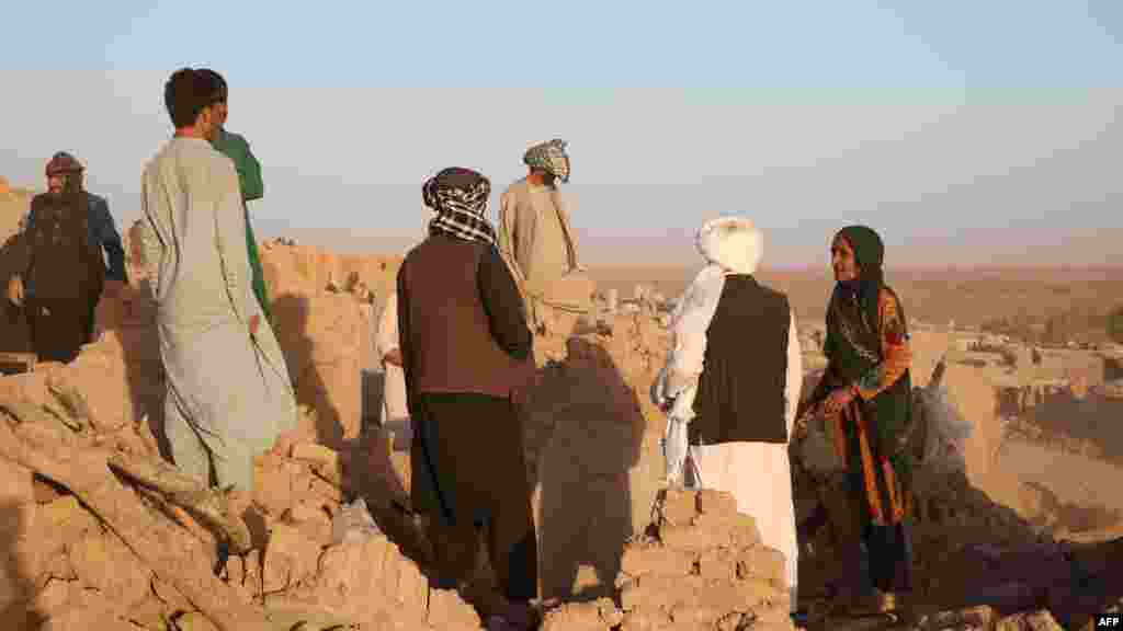 با وصف خسارات هنگفت مالی و تلفات شدید انسانی، کمک&zwnj;های اضطراری به گونه&zwnj;ای که لازم است به زلزله زدگان نرسیده است.