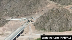 Laçın-Xankəndi yolunun girişində keçid məntəqəsinin bu nöqtədə qurulduğu bildirilir. 23 aprel 2023-ci il.