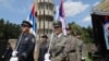 Mladići i devojke obučeni u uniforme Vojske Srbije, za koje se kasnije ustvrdilo da nisu pripadnici Vojske već kadeti Vojne akademije, marširaju tokom obeležavanja godišnjice Bitke na Kozari, u Doboju, BiH, 7. jula 2024 (foto: X profil predsednika RS Milorada Dodika)