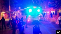 Policijski autobus pun demonstranata uhapšenih na Univerzitetu Kolumbija polazi sa ulaza u kampus 30. aprila 2024. u Njujorku.