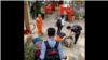 រូបភាពដកស្រង់ចេញពីវីដេអូដែលបង្ហាញសកម្មភាព​បណ្តេញចេញព្រះសង្ឃ វត្តដំរីស ក្នុងខេត្តបាត់ដំបង។ (Facebook / Heng Heak)