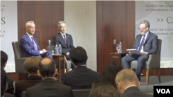 4월8일 워싱턴의 전략국제문제연구소(CSIS)가 미일 정상회담 전망을 주제로 주최한 대담에 람 이매뉴얼 주일 미국대사(왼쪽부터)와 야마다 시게오 주미 일본대사가 참석했다.