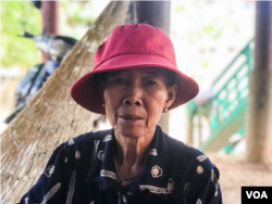 អ្នកស្រី គិន ណារីន វ័យ ៦៥ ឆ្នាំ ជាបងស្រីបង្កើតអ្នកស្រី គិន ណារិន និងជាអ៊ំស្រីរបស់កុមារីដែលបានស្លាប់ដោយសារជំងឺផ្តាសាយបក្សី ផ្តល់បទសម្ភាសន៍ឱ្យវីអូអេ នៅភូមិរលាំង ស្រុកស៊ីធរកណ្តាល ខេត្តព្រៃវែង កាលពីថ្ងៃទី២៨ ខែ កុម្ភៈ ឆ្នាំ ២០២៣។ (ហ៊ុល រស្មី/វីអូអេ)