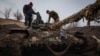 Anggota dari pasukan tentara Ukraina memeriksa peralatan tempur sebelum dikirimkan di pangkalan militer di wilayah Zaporizhzhia, Ukraina, pada 16 Maret 2023. (Foto: AP/Kateryna Klochko)