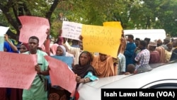 Les agriculteurs qui ont poursuivi les soldats de Jaji devant la Haute Cour de l'État de Kaduna. (VOA/Isah Lawal Ikara)