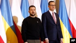 Президент України Володимир Зеленський і прем’єр-міністр Польщі Тадеуш Моравецький у Варшаві 5 квітня 2023 р.