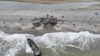 Sebuah perahu yang membawa pengungsi Rohingya terdampar di pantai Lampanah, provinsi Aceh, 16 Februari 2023. (REUTERS/Hidayatullah Tajuddin)