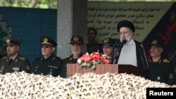 Iranski predsjednik Ebrahim Raisi drži govor tokom ceremonije parade povodom Dana nacionalne vojske u Teheranu, 17. aprila 2024.
