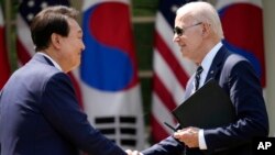 조 바이든 미국 대통령(오른쪽)과 윤석열 한국 대통령이 지난달 26일 백악관 공동 기자회견에서 '워싱턴 선언'을 발표했다.
