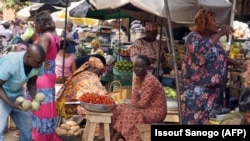 ARCHIVES - Scène sur un marché à Ouagadougou, au Burkina Faso, le 6 mars 2017.