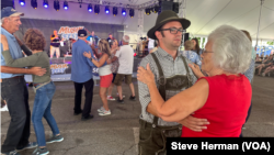 Parovi plešu uz polku muziku tokom Musikfesta u Betlehemu, okrug Northampton, Pennsylvania, 11. avgusta 2024. Northampton ima izvanrednu sposobnost da izabere pobjednika na američkim predsjedničkim izborima.