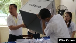មន្រ្តី​រៀបចំ​ការ​បោះឆ្នោត​បាន​ចាក់​សន្លឹក​ឆ្នោត​ដើម្បី​រាប់ក្រោយ​បាន​បោះ​ឆ្នោត​ជ្រើសរើស​ក្រុម​ប្រឹក្សា​រាជធានី ខេត្ត ក្រុង ស្រុក ខណ្ឌ អាណត្តិ​ទី៤ នៅ​មណ្ឌល​បោះឆ្នោត​វិទ្យាល័យ​ឬស្សីកែវ ខណ្ឌ​ឬស្សីកែវ ក្នុង​រាជធានី​ភ្នំពេញ នា​ថ្ងៃទី​២៦ ខែ​ឧសភា ឆ្នាំ​២០២៤។ (ស៊ឹម ចាន់សំណា/វីអូអេ)
