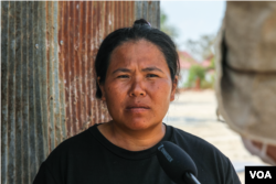 Chan Sron talks about her challenges as she accepted the relocation offer to the Run Ta Ek development area in Banteay Srei district, Siem Reap province, on Feb. 12, 2023. (Ten Soksreinith/VOA Khmer)