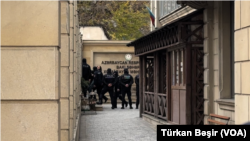 Jurnalist Nərgiz Absalamova Xətai Rayon Məhkəməsindən çıxarılarkən