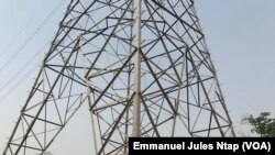 Une ligne de transport du courant produit à partir de la centrale électrique de Memve’ele, à Nkoloman.