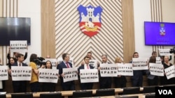 Odbornici koalicije "Srbija protiv nasilja" drže transparente ispisane porukama o izbornoj krađi u Skupštini grada Beograda (foto: Fonet / Milica Vučković)
