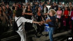 Луѓе реагираат додека ја слушаат веста за ослободување на 13 израелски заложници кои ги држел Хамас во појасот Газа