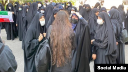 یک دانشجوی معترض بدون بر سر داشتن حجاب اجباری در دانشگاه الزهرا ـ اعتراضات سراسری ۱۴۰۱ 