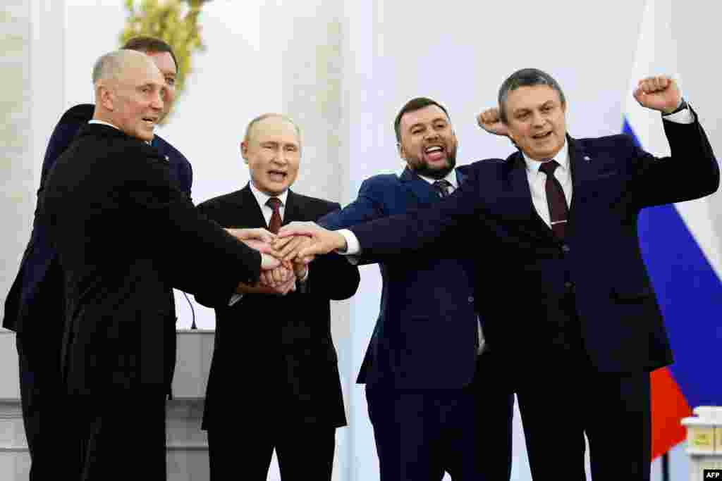Rossiya Prezidenti Vladimir Putin Kremlda Ukrainadan ajralib chiqqan to’rt viloyat rahbarlari bilan bu hududlarni Rossiya tarkibiga qo’shish to’g’risida shartnoma imzoladi. Moskva.