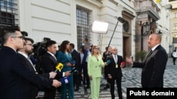 Prezident İlham Əliyev müsahibə zamanı (Rəsmi foto)