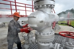 Seorang pekerja Indonesia dari PT. Pertamina Geothermal Energy memeriksa salah satu sumur produksinya di Kamojang pada 22 April 2010. Indonesia-Selandia meningkatkan kerja sama di bidang energi terbarukan.(Foto: AFP/Adek Berry)