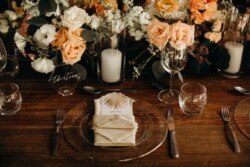 Pandemi COVID-19 membuat pasangan pengantin dapat menghemat acara perhelatan mereka dengan menghilangkan beberapa pengeluaran dari anggaran, antara lain pembelian bunga, makanan dan kartu meja yang dirancang khusus untuk para tamu undangan dan dekorasi lainnya. (Foto: ilustrasi).