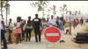 Des promeneurs le long de la Baie des Rois à Libreville, au Gabon, août 2022. 