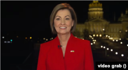 Gubernur Iowa Kim Reynolds menyampaikan pendapat Partai Republik terhadap pidato Kenegaraan Presiden Joe Biden, di Des Moines, Iowa, 1 Maret 2022.