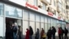 Rusya'ya batı tarafından uygulanan sert ekonomik yaptırımların ardından halk ATM cihazları önünde kuyruklar oluşturdu. 