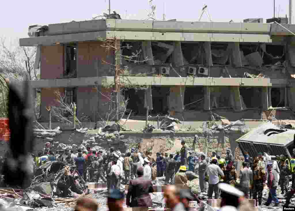 Jami&#39;u na kasar Afganistan na bakin officin jakadancin kasar Jamus bayan fashewar Bam a babban birnin Kabul dake Afganistan, ranar Laraba 31 ga watan, Mayu shejarar 2017. &nbsp;
