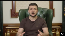 Presiden Ukraina Volodymyr Zelenskyy berbicara di kantornya di Kyiv, Ukraina, Minggu pagi 20 Maret 2022. 