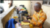 Alexandre Obiang, couturier, au Gabon, le 14 mars 2022. (VOA/Ismael Obiang Nze)