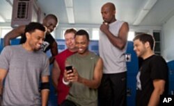 (L-R): Dominic (Michael Ealy), Cedric (Kevin Hart), Bennett (Gary Owen), Michael (Terrence J), Zeke (Romany Malco), Jeremy (Jerry Ferrara) in Screen Gems' THINK LIKE A MAN.