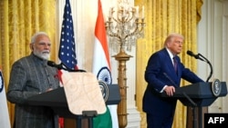 যুক্তরাষ্ট্রের প্রেসিডেন্ট ডনাল্ড ট্রাম্প এবং ভারতের প্রধানমন্ত্রী নরেন্দ্র মোদী হোয়াইট হাউসে তাদের বৈঠক শেষে সাংবাদিকদের প্রশ্নের জবাব দিচ্ছেন। ফটোঃ ১৩ ফেব্রুয়ারি, ২০২৫। 