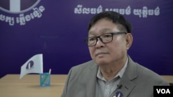 លោក សុន ឆ័យ អនុប្រធានគណបក្សភ្លើងទៀន ក្នុងអំឡុងពេលផ្តល់កិច្ចសម្ភាសន៍ដល់វីអូអេ នៅទីស្នាក់ការកណ្តាលរបស់គណបក្សភ្លើងទៀនក្នុងទីក្រុងភ្នំពេញ ប្រទេសកម្ពុជា។ (ខាន់ សុគុំមនោ/វីអូអេ)