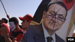 Crowds outside the court in Cairo as Mubarak's sentence was announced, Saturday, June 2, 2012 (VOA's Y. Weeks)
