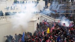 ARHIVA: Policija baca suzavac na masu Trampovih pristalica tokom nereda 6. januara 2021. za vreme potvrde rezultata predsedničkih izbora.