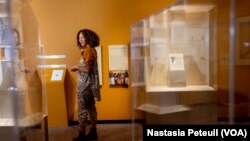 Ngaire Blankenberg, directrice du musée d'art africain, le 6 avril 2022. (VOA/Nastasia Peteuil)