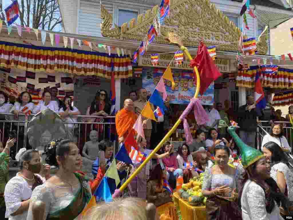 សហគមន៍ខ្មែរអាមេរិកាំងប្រារព្ធពិធីបុណ្យចូលឆ្នាំខ្មែរប្រពៃណីជាតិ នៅវត្តសាមគ្គីធម្មិការាម ក្នុងសង្កាត់ Brooklyn ទីក្រុងញូវយ៉ក សហរដ្ឋអាមេរិក នៅថ្ងៃសៅរ៍ ទី១៦ ខែមេសា ឆ្នាំ ២០២២។ (ប៉ូច រាសី/វីអូអេ)