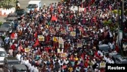 Anggota dan pendukung oposisi Sri Lanka, Partai Kekuatan Rakyat Nasional, berbaris selama protes terhadap Presiden Gotabaya Rajapaksa, di tengah krisis ekonomi negara itu, di Kolombo, 19 April 2022. (Foto: Reuters)